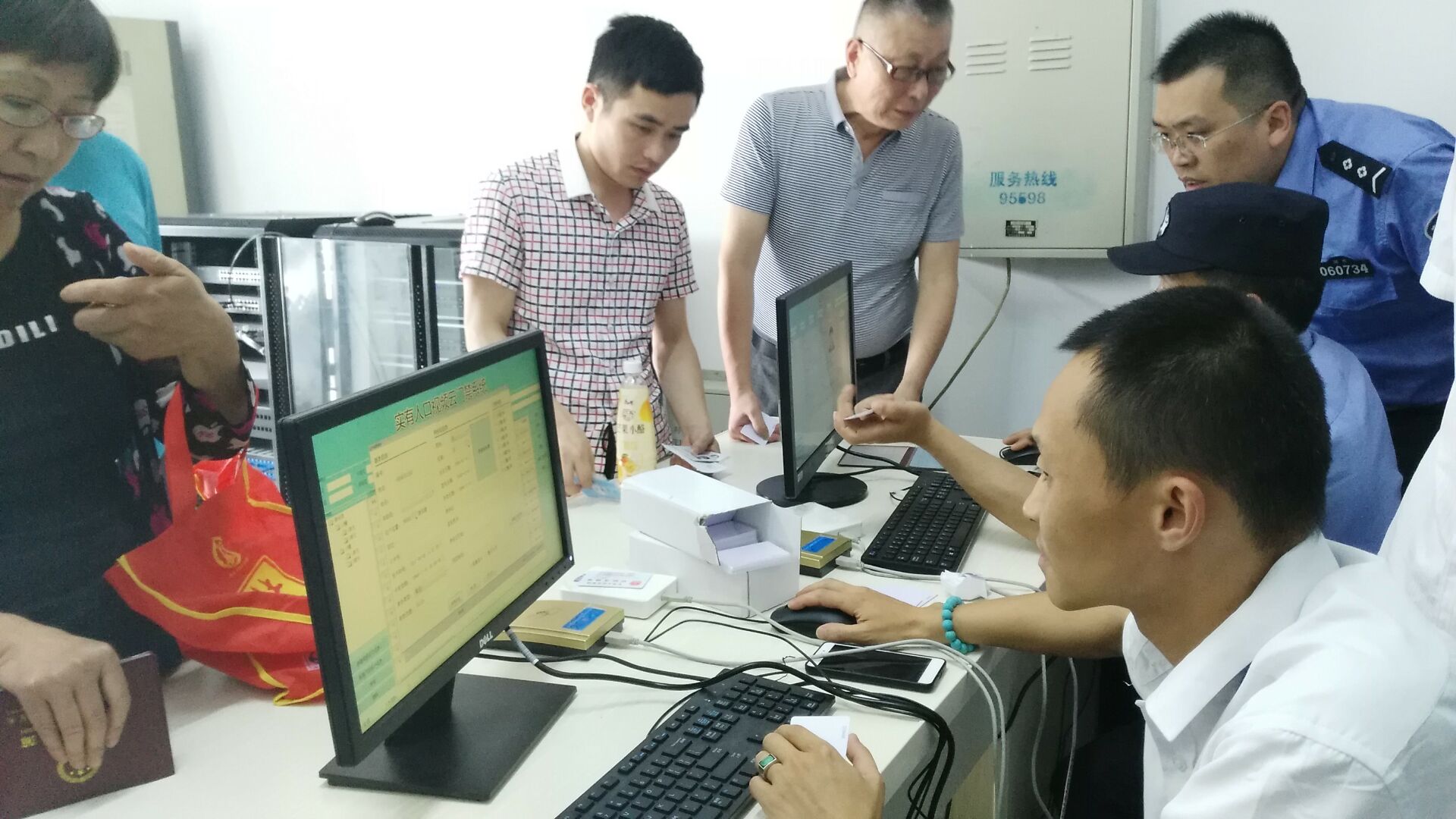 蘇州錦鄰緣小區(qū)使用我公司的身份證門(mén)禁系統(tǒng) 身份證門(mén)禁系統(tǒng)又稱實(shí)有人口視頻云門(mén)禁系統(tǒng),主要是實(shí)現(xiàn)的功能如下: 1、租客刷身份證開(kāi)門(mén),業(yè)主刷IC卡開(kāi)門(mén) 2、刷身份證時(shí)抓拍刷卡時(shí)的照片 3、查看刷記錄時(shí),可以查看刷時(shí)前后10秒的視頻 4、多門(mén)聯(lián)網(wǎng),數(shù)據(jù)共享 5、外來(lái)人員,做訪客登記進(jìn)入 6、可實(shí)時(shí)查看每個(gè)門(mén)的狀態(tài),鎖的狀態(tài) 蘇州錦鄰緣小區(qū)使用我公司的身份證門(mén)禁系統(tǒng) 身份證門(mén)禁系統(tǒng)又稱實(shí)有人口視頻云門(mén)禁系統(tǒng),主要是實(shí)現(xiàn)的功能如下: 1、租客刷身份證開(kāi)門(mén),業(yè)主刷IC卡開(kāi)門(mén) 2、刷身份證時(shí)抓拍刷卡時(shí)的照片 3、查看刷記錄時(shí),可以查看刷時(shí)前后10秒的視頻 4、多門(mén)聯(lián)網(wǎng),數(shù)據(jù)共享 5、外來(lái)人員,做訪客登記進(jìn)入 6、可實(shí)時(shí)查看每個(gè)門(mén)的狀態(tài),鎖的狀態(tài)